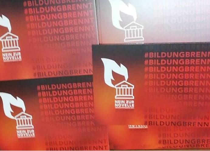 Ein Bild mit 4 Postkarten, in rotem Design, mit dem Logo der Initiative "Bildung brennt" und dem Schriftzug Bildung brennt.